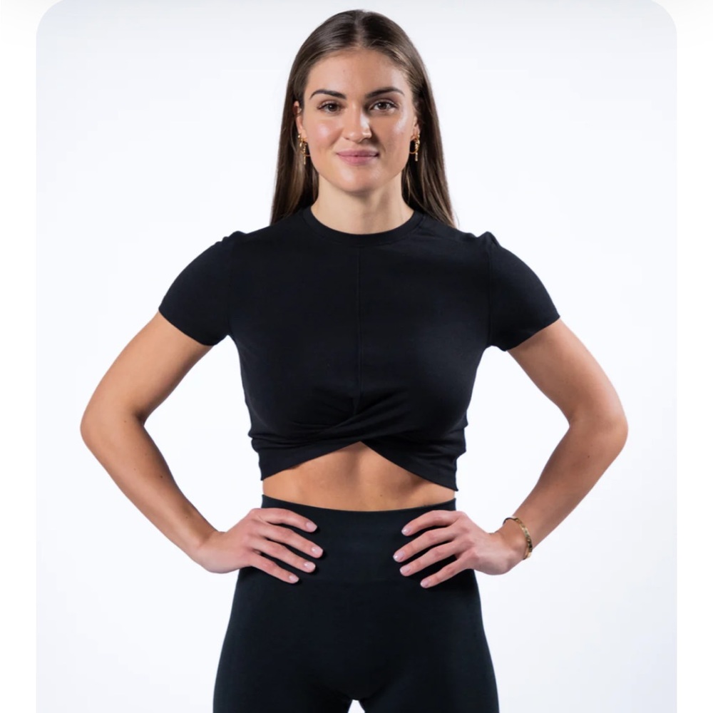 Alphalete Evo Twist Crop Top